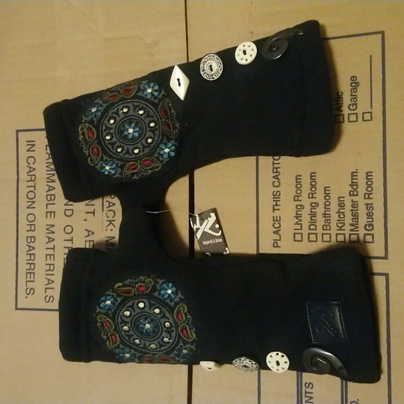 Leopards and roses hand warmers - Picture 1 of 6